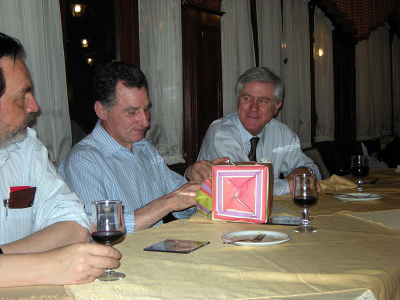 Pablo Torrealba abre su regalo de El NO Amigo Secreto