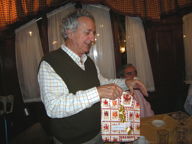 Jorge Greene abre su regalo de El NO Amigo Secreto