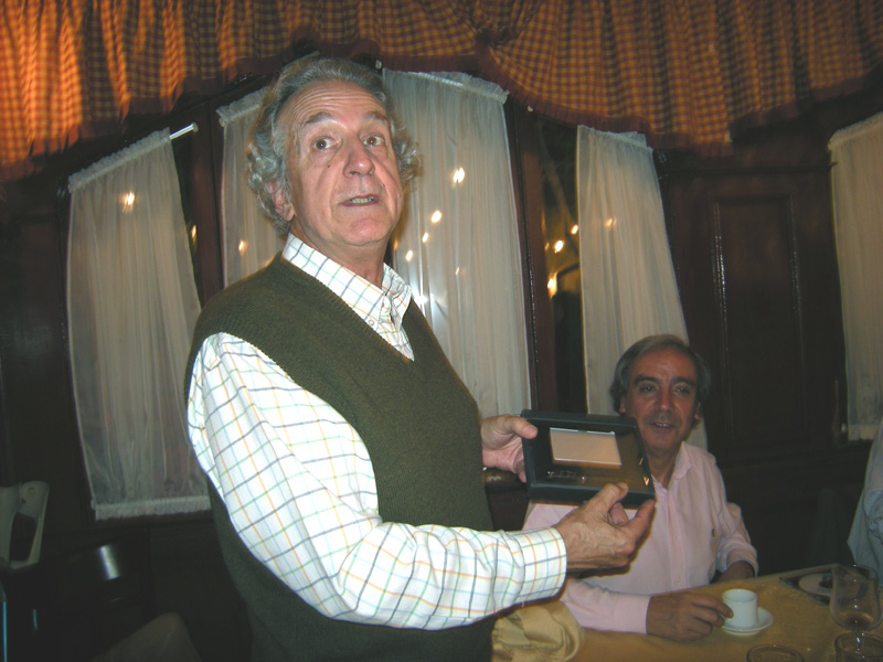 Jorge Greene abre su regalo de El NO Amigo Secreto