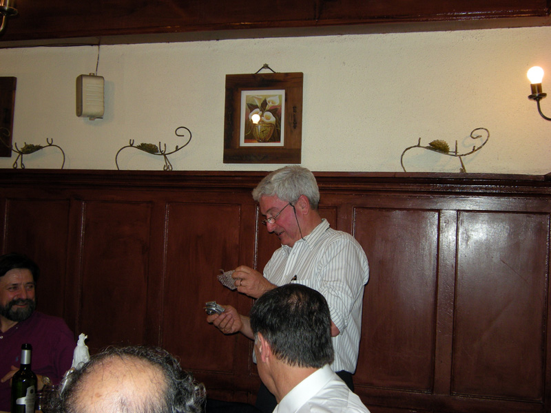 Pedro Jordn abre su regalo de El NO Amigo Secreto