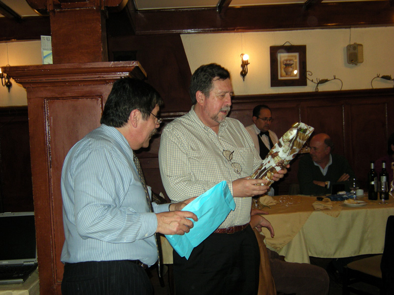 Peter Lowick Russell abre su regalo de El NO Amigo Secreto