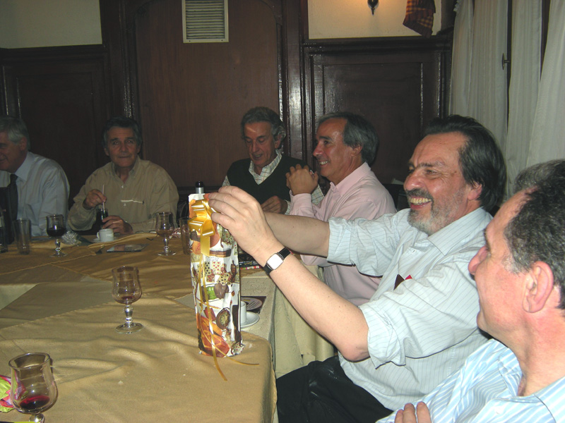 Horacio Melendez abre su regalo de El NO Amigo Secreto