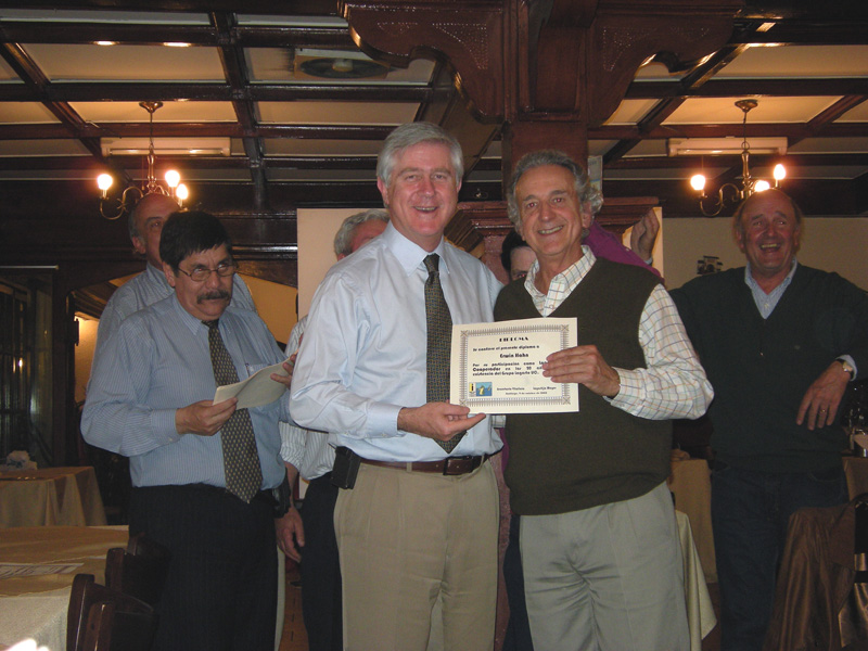 Erwin Hahn recibe un diploma como Lagarto Cooperador