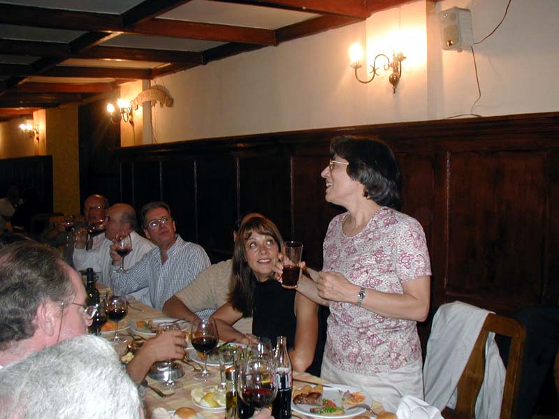 Patricia Leges haciendo el brindis por la capacidad de flotacin