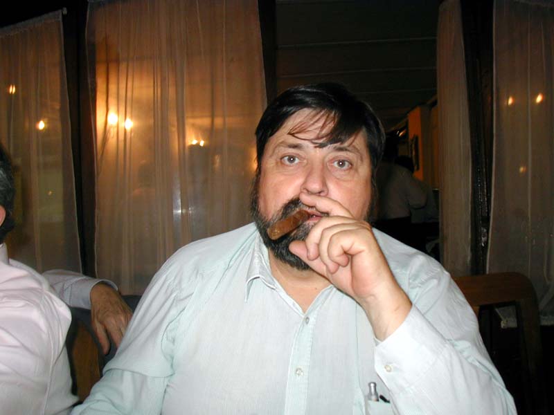 Alejandro Garca fumando un puro