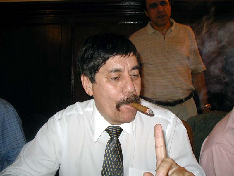 Jorge Canto fumando un puro