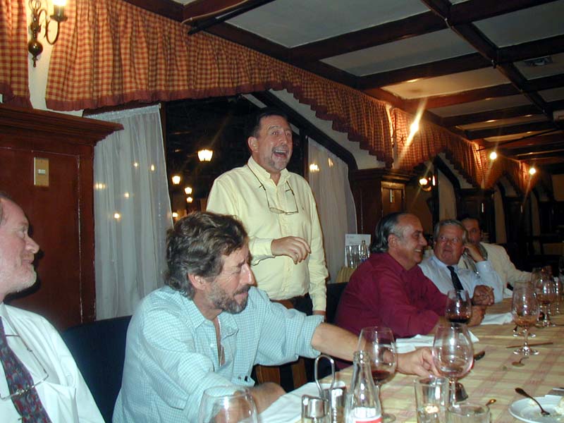 Peter Lowick-Russell haciendo un discurso