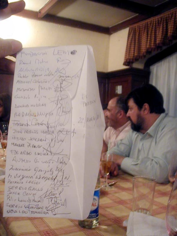 Firmas de los asistentes para la fundar la Fundacin LeWi