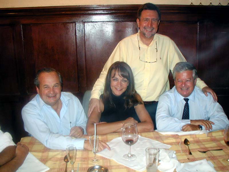 De pie Peter Lowick-Russell. Sentados: Alfonso Mujica, Mara Virginia Wiegold y Rodrigo Mujica.