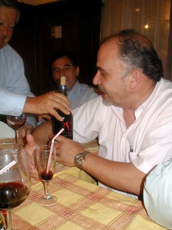 Manuel Cabaas cuidando la botella