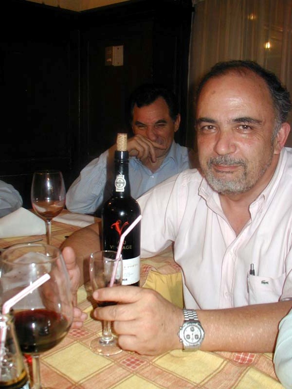 Manuel Cabaas con la botella
