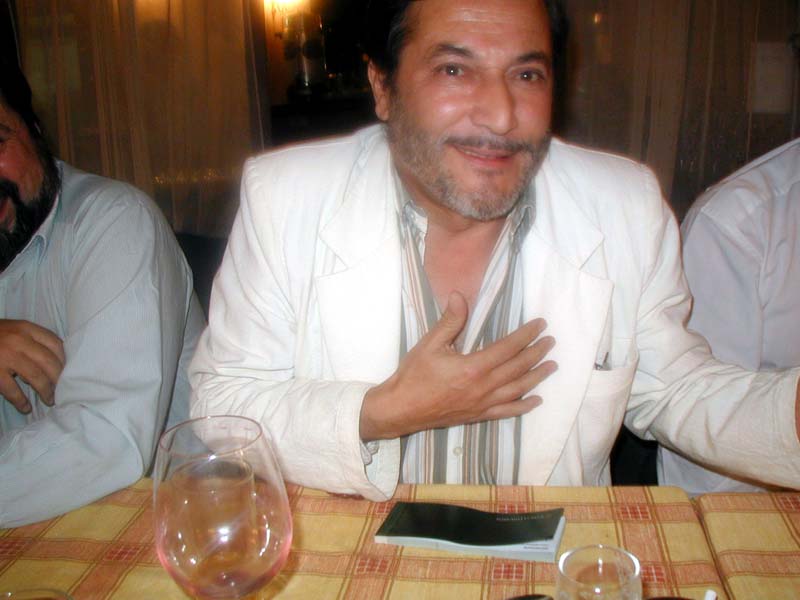 Fernando Cern haciendo el cheque para pagar la comida a las Lagartijas